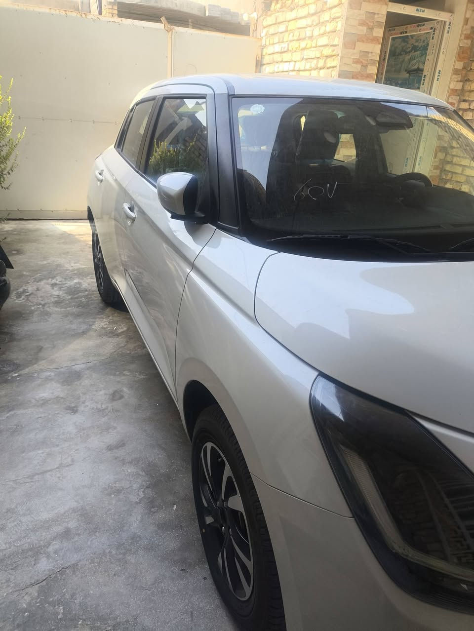 سيارة سوزوكي سويفت (Suzuki Swift) موديل 2025 - زيرو (جديد)
اللون: أبيض رقم بغداد نكليزي 
حره تحويل ثاني يوم
 فول مواصفات زيرو شركة مع ظمان 3سنوات
​القوة والعزم: 82 حصان / عزم 112 نيوتن.متر
​ناقل الحركة (الفتيس): أوتوماتيك CVT
​معدل استهلاك الوقود: 22 - 24 كم / لتر
​المصابيح: LED أمامية وخلفية + إضاءة نهارية DRL
​الشاشة: شاشة لمس 9 بوصة تدعم Apple CarPlay و Android Auto
​النظام الصوتي والدخول: بصمة تشغيل وبصمة أبواب (Keyless Entry)
​العجلات: جنوط ألومنيوم قياس 16 بوصة
​التكييف: أوتوماتيكي
​وسائل الأمان: وسائد هوائية (Airbags) شملت أمامية وجانبية، نظام فرامل ABS، توزيع EBD، نظام ثبات إلكتروني ESP، كاميرا خلفية وحساسات اصطفاف، مع نظام مراقبة ضغط الإطارات TPMS
العنوان بغداد التاجي السعر 125 وبي مجال 
رقم الهاتف *********** واتساب وتصال
