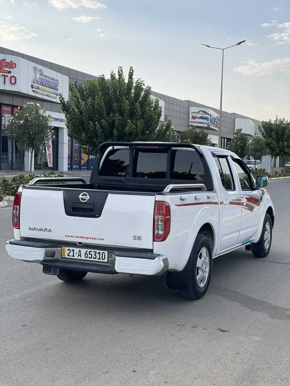 سەرەتا بەناوی خوای گەرەو میهرەبان دانەری عەرزو ڕاگری ئاسمان
نیسان ناڤارا ٢٠١١ بۆ فرۆشتن 
سەیارەکە شانی دادەوە بەلای سایەقدا تەنها دوو پارەچەی گۆڕاوە بۆ پارچە ڕەش 
بۆیاخی پەڵە پەڵە هەیە بەڵام من بەکامل بۆیاخ دەیفرۆشم 
سەنەوی تازەیەو بەناوی خۆمەوەیە 
تەبریدو تەقەوڕەقەو عەکسلو کارەبایی بەشەرتی ئەوەی هیچ عەیبدار نەبێت 
گێڕو مەکینەی بەشەرت چرکەی تیا نیە 
چوار تایەی لۆکم خستۆتە ژێر 
سەیارەکە هی ماڵە
سعری 77 گەڵاو مەجالێکی برایانەی هەیە لە سلێمانیم 
موشتەریت تەلەفوون بکە جوابی کۆمێنت نادەمەوە لەگەڵ ڕێزی براتان 
***********
