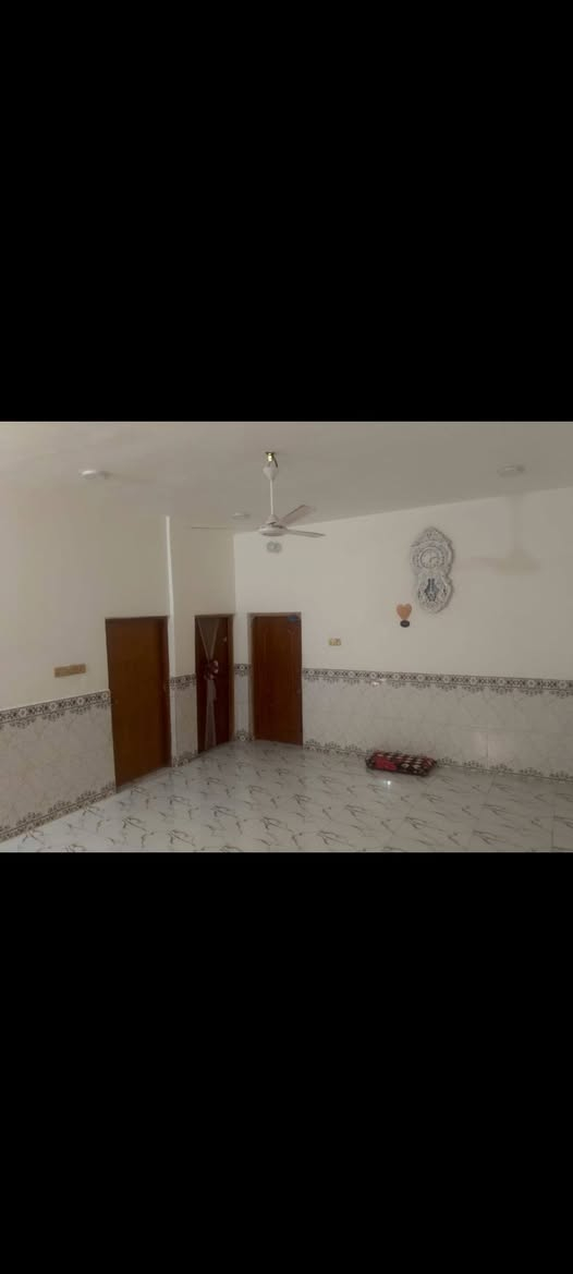 بيت زراعي للبيع 200متر ركن بناء جديد 3 غرف + ديوانية 9 متر  حي العسكري قرب المدرسة الصينية ومتوفرة جميع الخدمات ماء وكهرباء ونبيرية  السعر 40 وبية مجال ***********
