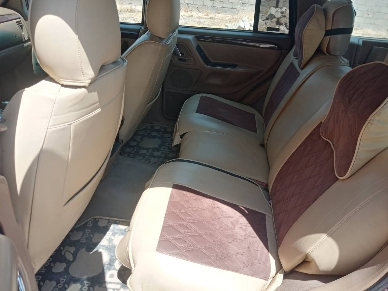 جيب شيروكي موديل 2000 كير وحرك بطة 3000 ففتي السعر 60 وبيه مجال يرهم امراوس حسب الغناعه ويرهم مقدمه 25 (***********
