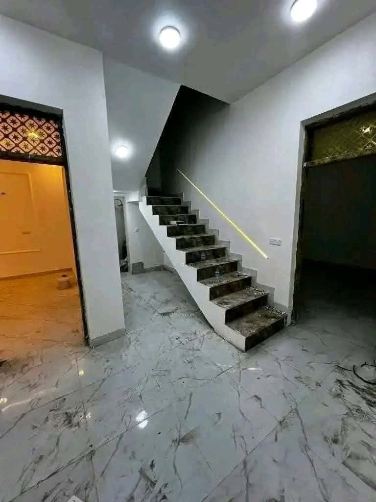 السلام عليكم على بركه الله دار للبيع باب الحاره الزراعي موقع مميز ١٠٠ متر مربع البيت ركن على شارعين تفاصيل البيت استقبال مطبخ صاله قرفه نوم صحيات داخلي ترك صحيات خارجي طرمه بيتونه سطح كبير البيت كامل من كلشي اي نقص مابي  بي نضام كامرات جاهز بي نضام سبالت كل البيت جاهز شغل مغربي البيت جاهز على ٢٤ حبايه
تفاصيل اكثر ***********
تفاصيل اكثر راسل الصفحه او استفسار واتساب
