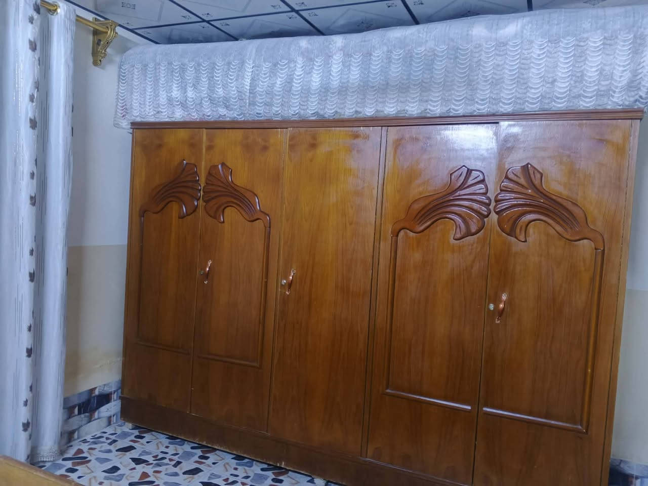 السلام عليكم غرفه اخشاب للبيع خشب ثقيل فول سعر مناسب مكاني ناحيه الكوير للتواصل ***********
