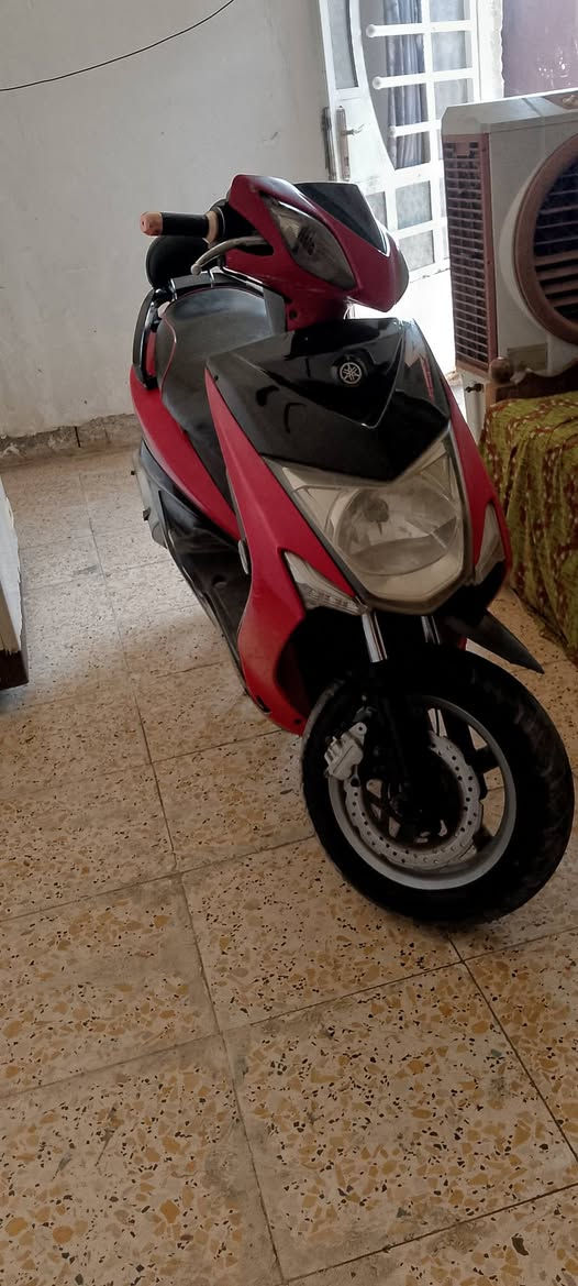 السلام عليكم دراجه سكنس لد للبيع دراجه نضيفه مكينه مكفوله كفاله عامه كفرات كلهه مختمه بعدهه وكاله السعر 900 وبيهه مجال مكاني الشعب ورقمي ***********
