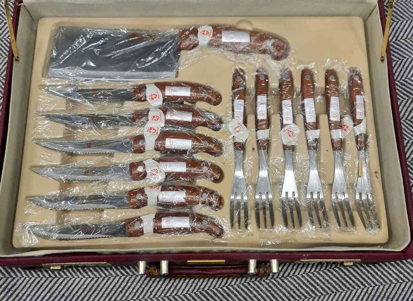 السلام عليكم
للبيع
جديد غير مستخدم نهائيا
جنطة سكاكين سويسرية اصلية ماركة رويلتي لاين سويزرلاند موضحة بالصور 
25 قطعة
مكاني بغداد الكرخ حي العامل قرب شارع المطار 
السعر 600 ألف دينار
سعرها بالوكالة ٧٠٠ دولار يعني مليون دينار تقريبا
للإستفسار الإتصال على 
*********** و ***********
تحياتي للجميع
