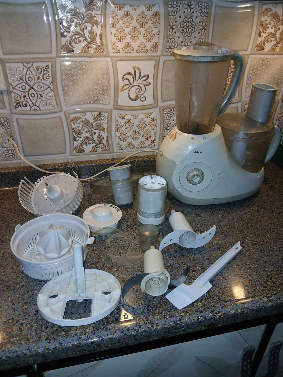 ست البيت (محضرة طعام +خلاط +طاحونة) باله السعر 40 الف  بغداد / ***********
