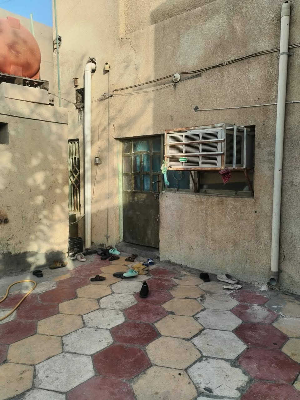 السلام عليكم بيت للبيع 200 متر بلجربرعية الأولة كامل عل مبادرة مطلوب للمصرف العقاري ل84 مليون القصد الشهري 380 الف.  بيد البائع وقابل لتفوض مع استبدال الكفيل
تفاصيل البيت غرفتين + صالة+ مطبخ حار وبارد+حمام داخلي وخاورجي+ براني
الطابق الثاني غرفة ضمن البيتونة+ عرفة كشف لصطح معة حمامات_
لتواصل ***********
السلام عليكم بيت للبيع 200 متر بلجربرعية الأولة كامل عل مبادرة مطلوب للمصرف العقاري ل84 مليون القصد الشهري 380 الف.  بيد البائع وقابل لتفوض مع استبدال الكفيل
