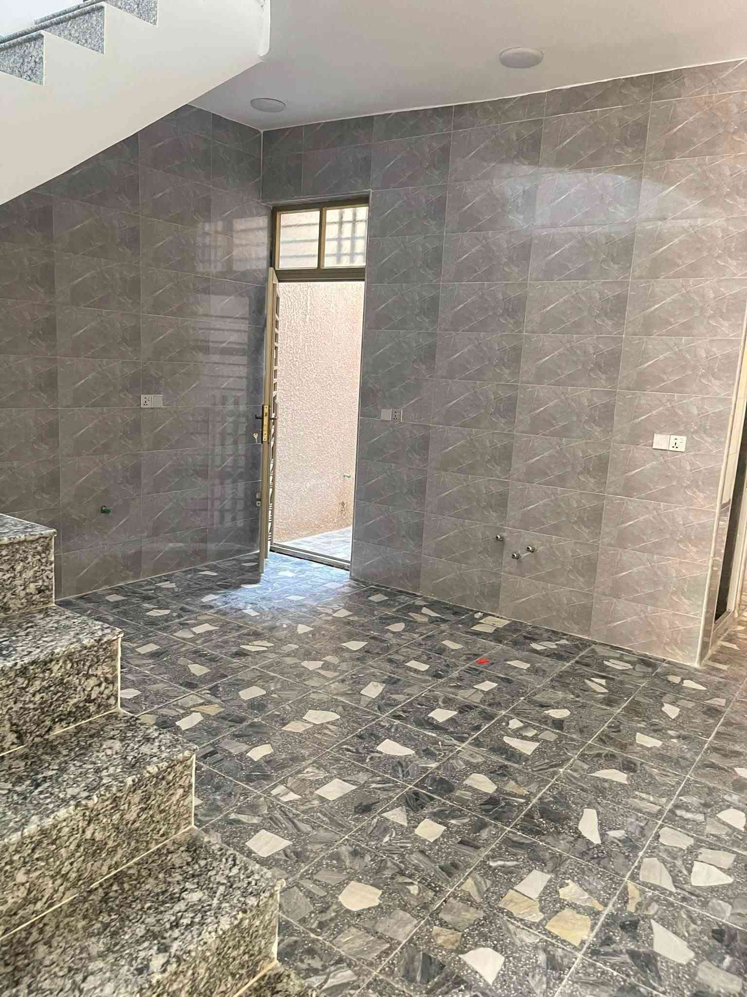 للبيع بيت 100 متر قاط ونص بيت جديد وشغل درجة أولى غرفتين نوم واستقبال وصالة حمامات عدد٢ طابو زراعي سند ٢٥ وكالة ام الصورة العنوان الزعفرانية شارع صيدلية زينة علي فرع خامس خدمات كاملة السعر ٩٠ مليون للاستفسار اتصال ***********
