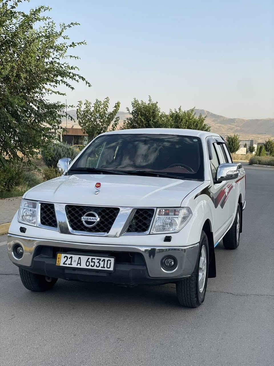 سەرەتا بەناوی خوای گەرەو میهرەبان دانەری عەرزو ڕاگری ئاسمان
نیسان ناڤارا ٢٠١١ بۆ فرۆشتن 
سەیارەکە شانی دادەوە بەلای سایەقدا تەنها دوو پارەچەی گۆڕاوە بۆ پارچە ڕەش 
بۆیاخی پەڵە پەڵە هەیە بەڵام من بەکامل بۆیاخ دەیفرۆشم 
سەنەوی تازەیەو بەناوی خۆمەوەیە 
تەبریدو تەقەوڕەقەو عەکسلو کارەبایی بەشەرتی ئەوەی هیچ عەیبدار نەبێت 
گێڕو مەکینەی بەشەرت چرکەی تیا نیە 
چوار تایەی لۆکم خستۆتە ژێر 
سەیارەکە هی ماڵە
سعری 77 گەڵاو مەجالێکی برایانەی هەیە لە سلێمانیم 
موشتەریت تەلەفوون بکە جوابی کۆمێنت نادەمەوە لەگەڵ ڕێزی براتان 
***********
