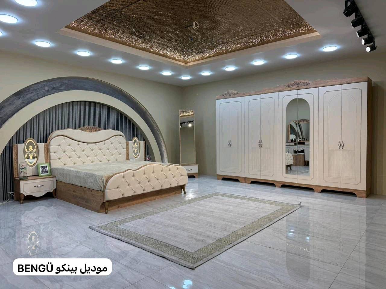 تخفيض السعر ⛔⛔تم بعون الله وصول موديل🔻 * بينكو  😎 كريمي  و جوزي * 🔻
*9قطع   * اصلي 
⚫️كنتور 270 سم ارتفاع 240 سم مع تاج وداخل كنتور 55سم 
 
🔴ميز تواليت نفس الصورة قياس عرض 125 سم وارتفاع 195 سم اناره لد على مرايه 
⚫️كومدي عدد 2 قياس 📏 عرض 60 وطول 45 سم انار لد بالجام 
🔴سرير نفرين180سم*200سم ارتفاع سرير 145 سم …سرير مخزن دبل هايدروليك 
⚫️درور مجرات
🔴مرايه قيافه مع جرار 
⚫️طابوريه
🔴شازلون تاج عالي ارتفاع تاج عالي 150 سم
🟣ملحق الكنتور قياس 📐 عرض 90 سم و ارتفاع 240 سم وداخل الملحق 55 سم 
السعر بالدينار 🇮🇶🇮🇶مليون 650🇮🇶🇮🇶
 ⚠️ برغي وجوي حديد 💪
ظهر بلوك 
سكك ثلاث مراحل 

لتاكيد قياس كنتور 370 سم ارتفاع 240 عمق 55 اصلي 👍