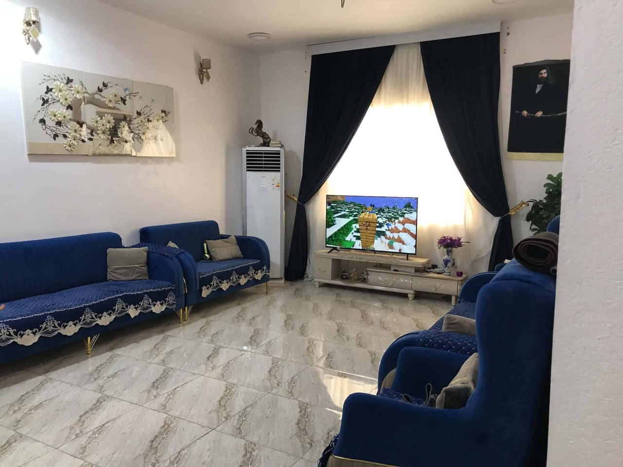 بيت للبيع مساحته ٣٣٤ متر قريب البوابة ماء كهرباء متوفر يتكون من استقبال ٧في٥ والصالة ١٠في ٥ والمطبخ ٥في ٤ والحمام ٣في٢ونص والغرف ٥ونص في ٥ والغرفة الثانيه ٥في ٥ بس اساس طالع منها بناء حديث 
للاستفسار
***********
***********
