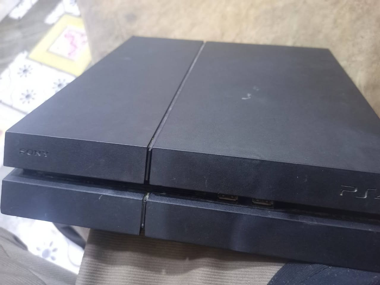 للبيع: بلايستيشن 4 فات (PS4 Fat) نظيف جداً بحالة الزيرو
الحالة: الجهاز لوك استيكر (ما مفتوح ولا مصلح نهائياً).

الملحقات: 

جوستكات واحد شغالات وبحالة ممتازة.

قرص لعبة فيفا 2020 (FIFA 2020) أصلية.

كرتونة الجهاز الأصلية.

جميع الوايرات والملحقات الكاملة.

المكان: البصرة - التنومة (قرب الجسر الإيطالي).

للتواصل والاتصال: ***********
