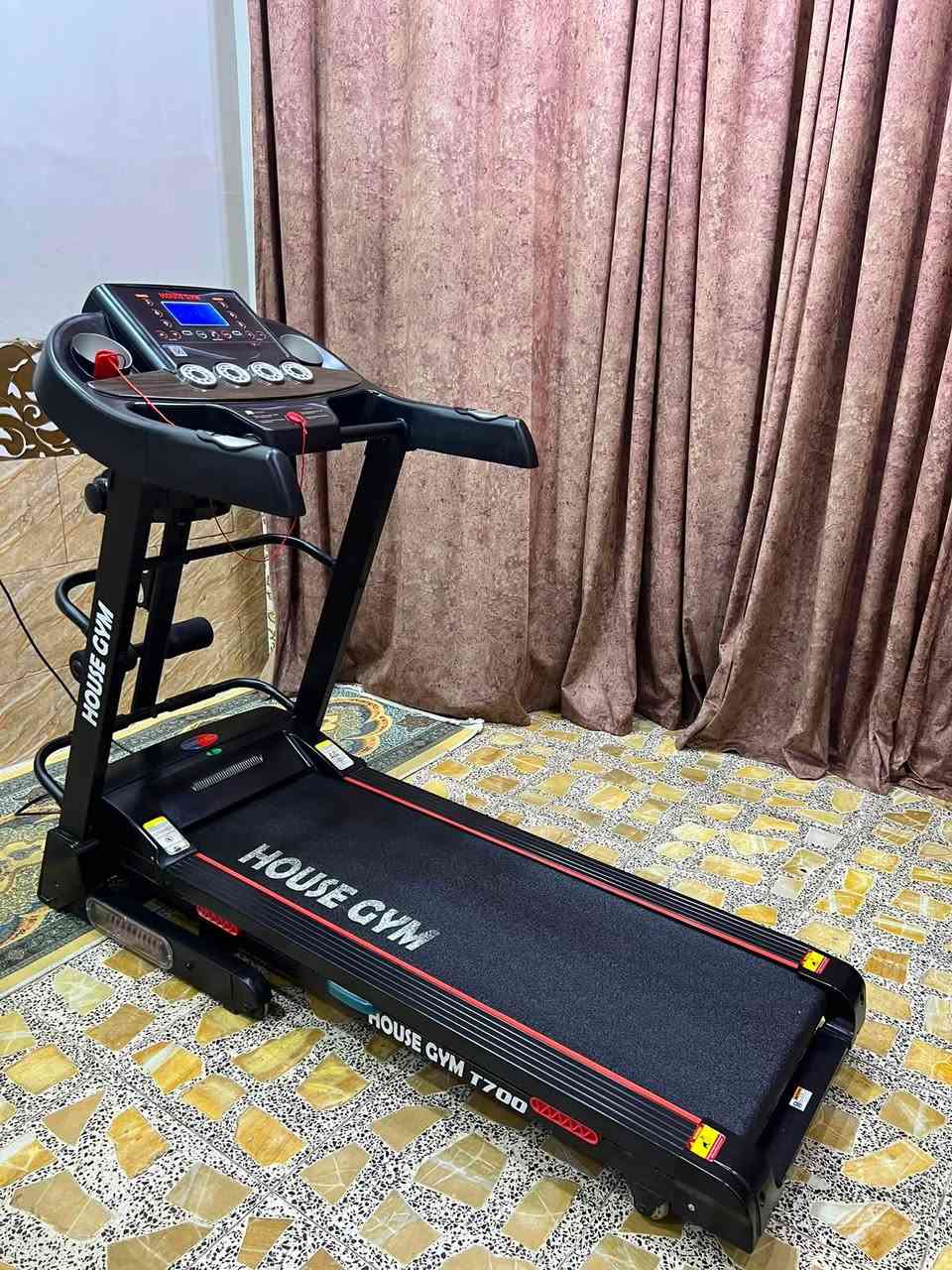 جهاز جري جبلي ماطورين دبل ماطور ماركة هاوس جيم جدا نظيف بي رجاج تكسير شحوم  وبي شناو بطن وبي شاشه تعد وقت سعرات حراريه  مسافه مقطوعه قياس نبضات القلب  يحمل 140KGسرعه عاليه 14.0     وبي حامل الاكواب عدد2 وبي  بي اواكس بلوتوث حساسات وكذلك مانع الصدمات ومفتاح امان طوارئ جهاز يطبك ومياخذ مساحه كامل مواصفات سعره 300 الف بغداد يوجد توصيل لجميع المحافظات ***********
