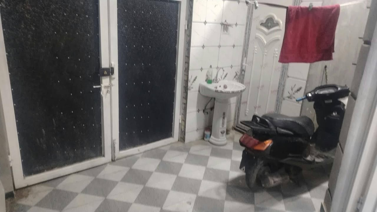 السلام عليكم عندي بيت للبيع مطلوب مبادره 100متر طابق واحد في زين قوس شارع الجوبه يقع على شارع 20 عام مطلوب 85مليون وتسديد الشهري 395 رقم الهاتف ***********
