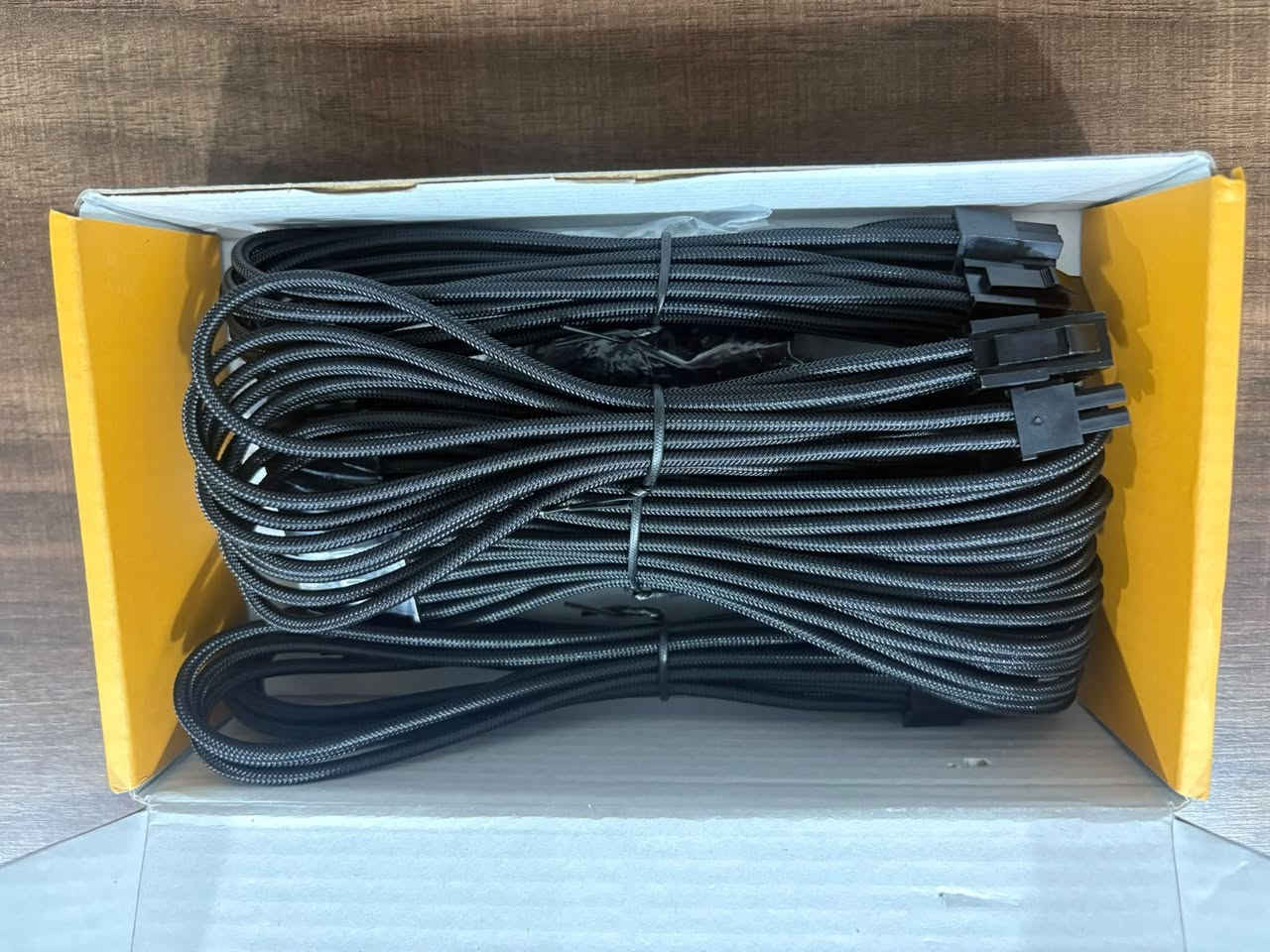 ⚡ طقم كابلات إطالة مضفورة احترافي للـ PC من EZDIY-FAB (PSU Extension Sleeved Cable Kit) ⚡
انقل شكل كيسة الـ PC لمستوى ثاني من الأناقة والتنظيم! طقم كابلات مضفورة خامة ممتازة ومطاطية لترتيب الكابلات وإعطاء مظهر هيدروليكي احترافي للتجميعة.
المواصفات والمميزات:
 طقم متكامل (4 قطع): يتضمن كابل المذربورد 24Pin، كابل المعالج CPU، وكابلين لكارت الشاشة GPU.
 توافق شامل: يعمل كإطالة مع جميع أنواع الباور سبلاي (Universal Extension).
 مشابك تثبيت (Cable Combs): تأتي مع مسكات لتنظيم الأسلاك وجعلها بمسارات متوازية وأنيقة.
 جودة تصنيع عالية: أسلاك سميكة مع ضفائر قماشية مقاومة للحرارة والإنثناء.

 الحالة: جديد كرتون (New).

📦 السعر: 20,000 دينار عراقي

تتوفر خدمة التوصيل لكافة المحافظات 🚚
للحجز والطلب، يرجى مراسلة الصفحة أو الواتساب.
***********
