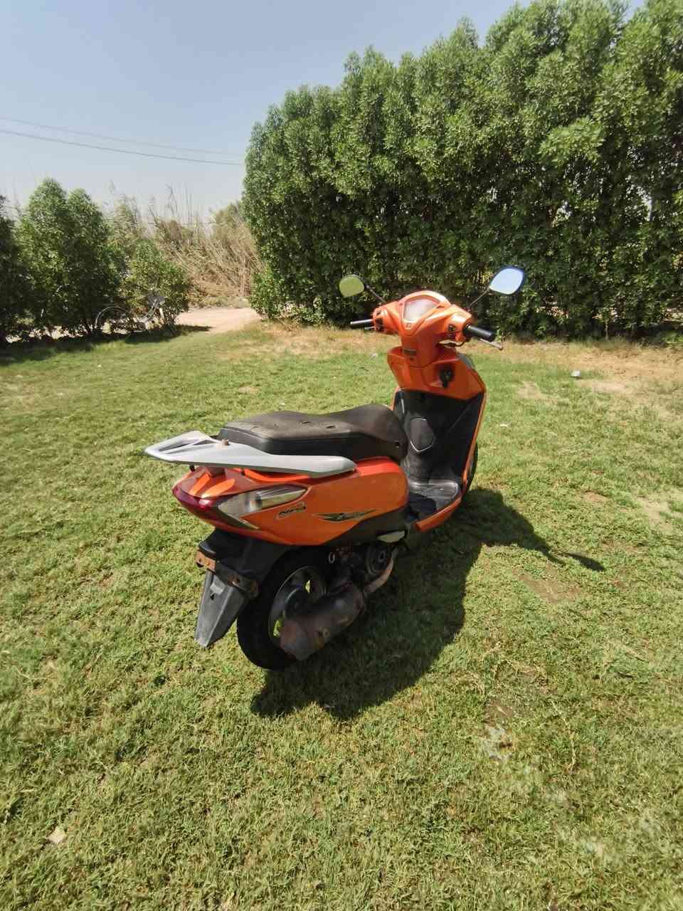 السلام عليكم
 دراجه صيني امتياز للبيع 
الدراجه نضيفه فقط بيها دخانه بيضه تريد رنكات 
السعر 350الف وبيها مجال 
للستفسار ***********
