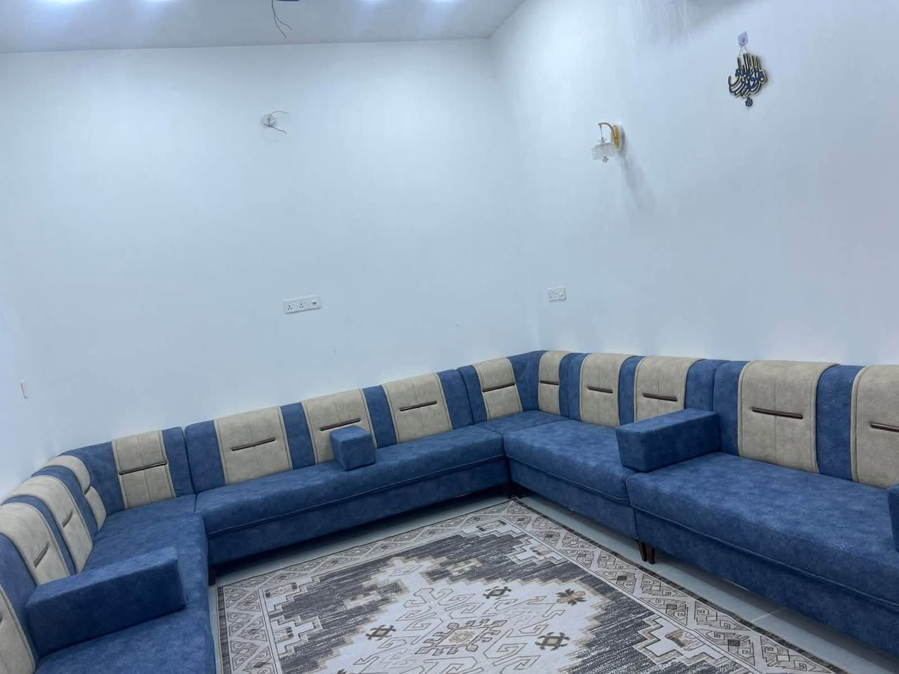 بيت زراعي بحي الصحفين بشارع المختار بي وصل تطويب باسمي مساحته 100 م وجه 10 ونزال 10  يحتوي غرفه وصاله ومطبخ واستقبال وصحيات خارجية وداخليه ومنور طابق ثاني صاله وصحيات البيت بناء طابوق صب كونكريت شغل البيت كله درجه اولى المنطقة متوفر فيها كافة الخدمات ماي ومجاري وكهرباء السعر 95 وبي مجال بسيط
***********
