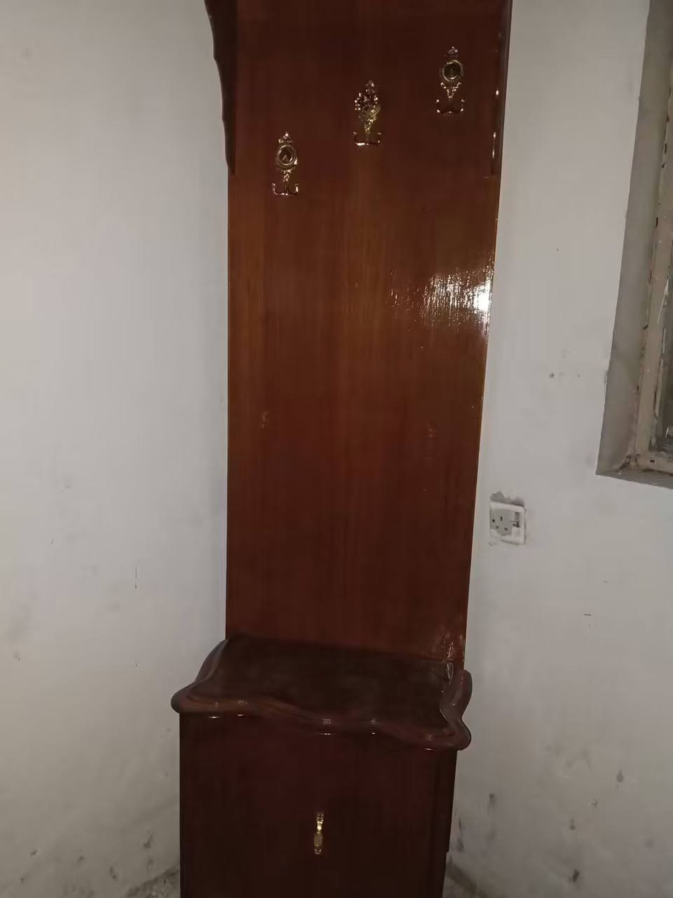 السلام عليكم
غرفة اخشاب نظيفة للبيع 
*********** واتساب
