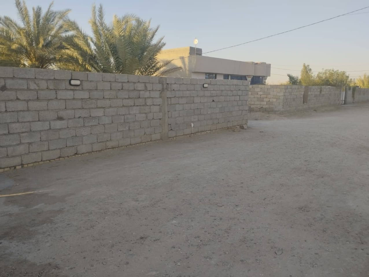 سلام عليكم بيت للبيع بلشاخه شارع ضغط قرب صورت اليسد(صلاح زراعي) مساحه لأرض ١٠٠٠ متر مسيجه داخل سياج كله نخل كله مساحه البيت٢٠٠ متر كامل مكمل كهرباء مولد شارع ومي اساله البيت يتكون من غرفتين وصاله وهول ومطبخ واستقبال وصحيات داخليه  وصحيات خارجيه ‏تواصل‪***********‬‏
