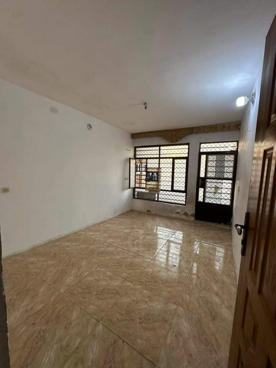 للإيجار 85 متر
يحتوي / استقبال ومطبخ وغرف نوم عدد 4نوم وخدمات٣طوابق 

الموقع / العقاري الثانية قرب

بدل الايجار ب٦٠٠ الف 🔒

للمعلومات اكثر مراجعة مكتب الأخوين

***********
