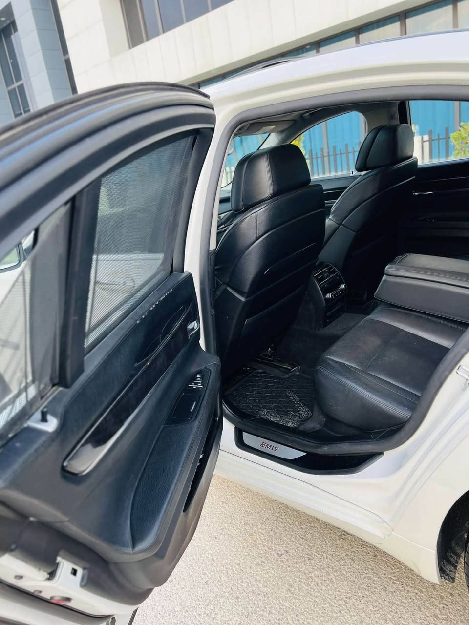 فروشتن خيرا
BMW 750i  2010
فول فول  
-------------------------------
مه كينه ى 8 پستنى ده بل توربو ى 
گيرو مكينه به شه رت نه 
كراوه ته وه بى بوياغه 
-------------------------

4ده رگاو سندوقى شه فته ئيش ده كات 
5په رده يه بلاده 
 بۆکس.. 
ناولید...
گێڕ ئۆتۆ...
..گێر عادی..
لایت لید..
لایت زینۆن..
فڵچە ئۆتۆ..
فڵچەی لایت.. 
پێشو دوا حاسە..
نۆتفیکەیشن..
گاعی بیلادی .
جوار ده رگا بصمه 
لۆگۆی دەرگا..
سنوقی فریاگوزای ..
سنوقی خواردنەوە.. 
سوکان کارەبا..سوکان خەزن..کوشن کارەبا..کوشن خەزن 
لیدی ناو دەسک دەرەوەو ناوەوە..تەبریت مەرکەزی .. 
تەبریت ئۆتۆ ..
لایتی دەستی..
داتاشؤ....
تحديد سرعه.....
تايه و ويلي لوك لوكى له سه ره.....
گێڕو مەکینە بیلاتی هەموو شتێکی لەسەر دەقی شەریکەیە 
--------------
تکایە موشتەری نیت بێزارم مەکە 
*********** كويسينجاك, أربيل
