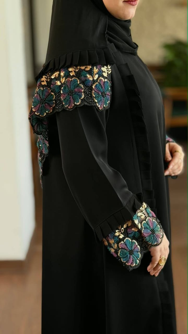 فخامة الأناقة والتميّز وصلتكم مجدداً! ✨🖤
​أطلقي عنان أناقتك مع هذا الموديل الملكي المميز بتطريز الورد البارز والتفاصيل الراقية على الأكتاف والأكمام، المصمم ليعطيكِ إطلالة ساحرة ومختلفة في كل مناسبة.

​ عباءة سوداء فاخرة مع شال..  كشكشة أنيقة وتطريز ورود ملونة بتقنية ثلاثية الأبعاد على الكتف والأكمام.
​ تشكيلة متنوعة من ألوان التطريز (الذهبي، الوردي، البنفسجي، والأزرق) لتناسب جميع الأذواق.
​القماش: خامة الملكي الفاخرة، ناعمة ومريحة ومناسبة للاستخدام اليومي والمناسبات.
​🔥 متوفرة الان في مجمع السلامي 🔥
​📞 للطلب والاستفسار: تواصلوا معنا عبر الرسائل أو زورو فرعنا الكائن في كربلاء قضاء الجدول الغربي الشارع العام أو الأتصال بالارقام التاليه 
***********
***********. واتساب + أتصال
