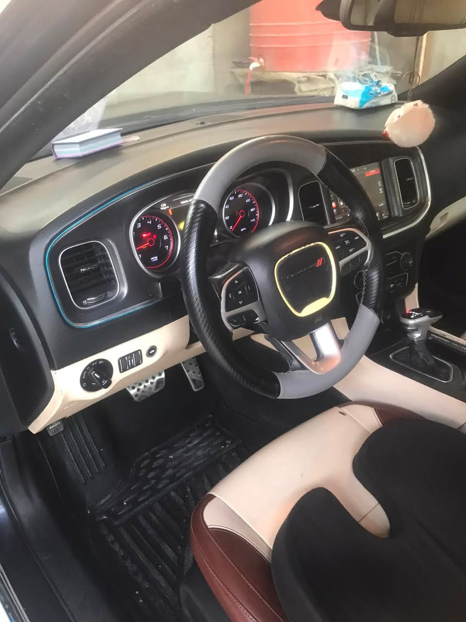 من رخصة الادمن جارجر موديل 2016 للبيع محرك 3600  مواصفات sxt وارد امريكي حادث بنيد وجاملغ وشوية من الباب كشنات تدفئة وتبريد تحكمات ستيرن مثبت سرعة كشنات جلد وموصفات بعد هواي بيها  سعرها مناسب للشراي  للاتصال ***********

