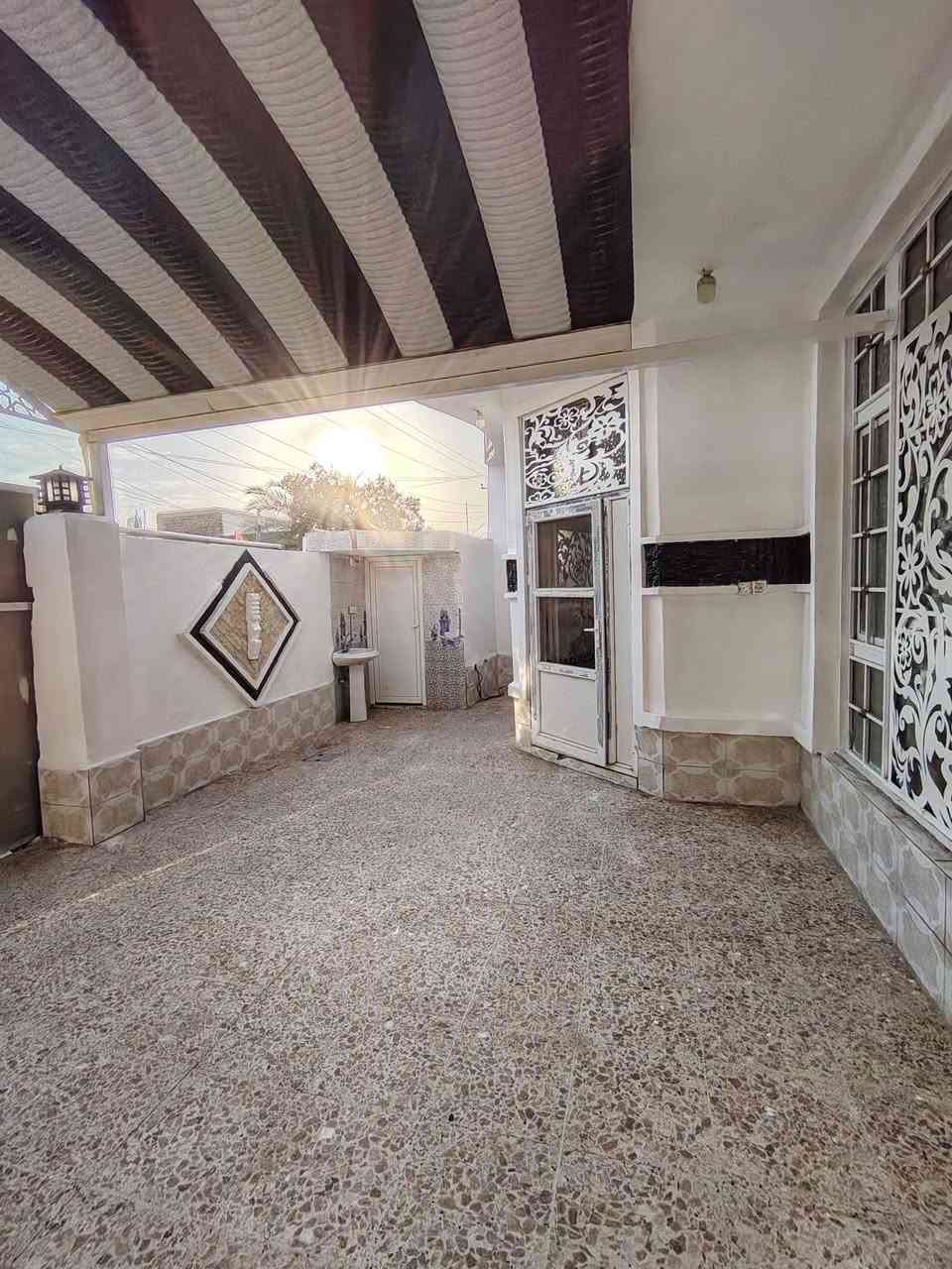 السلام عليكم دار سكن للبيع طابو زراعي 25 في الكوت منطقة حي الحكيم بالقرب من الشارع العام وبالقرب من مكتبة حكاية مساحتة 220م يبعد عن الشارع العام 100م البناء طابوق درجة اولى والسقف صب مسلح والارضية والجدران سيراميك ويتكون البيت من غرفتين نوم وصالة واستقبال ومطبخ وصحيات داخلية وخارجية ومرقم من قبل البلدية السعر 85 وبي مجال الاستفسار الاتصال على هذا الرقم ***********

