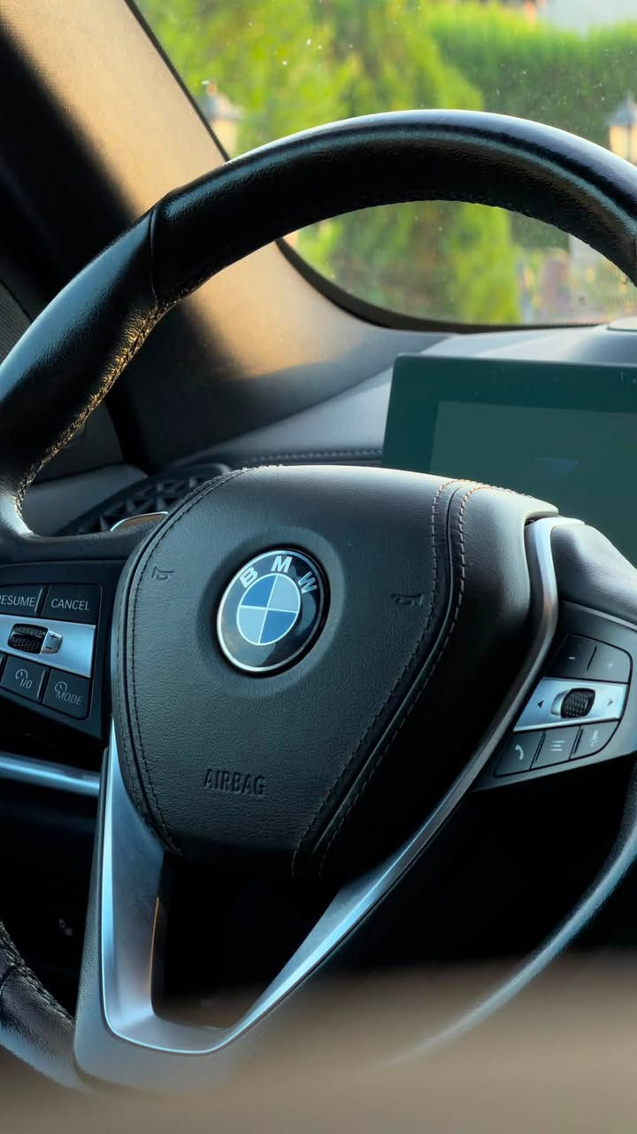 BMW X5 SDrive40i (Luxury line)
السنة: 2024
الممشى: 69,000 ميل
السعر: 46,500 $
السيارة محدثة MKit
وارد امريكي كلين تايتل
الموقع: الموصل

المحرك ونظام الدفع:
TwinPower Turbo لتر 3.0 سلندر خطي سعة 6 محرك *
(Plug-in Hybrid ليس) 48V Mild Hybrid نظام *
* القوة: 375 حصان
* عزم الدوران: 540 نيوتن متر
* ناقل حركة أوتوماتيك ZF ب 8 سرعات
(RWD دفع خلفي) S-Drive نظام دفع *
الأداء:
* تسارع 100 - 0 كم/س: حوالي 5.3 ثوانٍ
* السرعة القصوى 250 كم/س (محددة إلكترونيًا)
المواصفات:
M Sport باكج *
Sensafin مقاعد جلد *
* مقاعد أمامية كهربائية مع ذاكرة
* تدفئة وتبريد للمقاعد الأمامية والمقاعد الخلفية تدفئة
BMW Curved Display شاشة *
BMW iDrive 8.5 نظام *
* Apple CarPlay + Android Auto لاسلكيًا
* كاميرات 360 درجة
* حساسات أمامية وخلفية
* مثبت سرعة متكيف
* رادار + مانع تصادم
* نظام المحافظة على المسار
* مراقبة النقطة العمياء
* فتحة سقف بانورامية
* شاحن لاسلكي للهاتف
(Ambient Lighting) إضاءة داخلية محيطية *

* نظام صوتي HiFi (أو Harman Kardon حسب التجهيز)
* باب خلفي كهربائي
Adaptive LED مصابيح *
* جنوط M Sport مقاس 22 أنج
* نظام الثبات الإلكتروني + ABS
* نظام إنذار + قفل مركزي

السيارة جاهزة من كافة النواحي مايحتاجلها ولادينار مصرف
اعتذر عن المراوس فقط بيع والسعر بيه مجال جدا جدا بسيط
مكان السيارة:الموصل
للتواصل ***********
غير متواجد على الفيس
