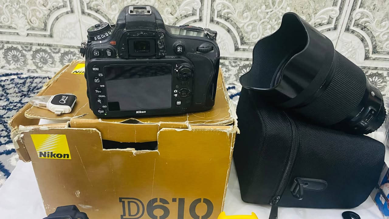 للبيع معدات تصوير احترافية بحالة ممتازة جداً، بكج كامل لا يحتاج أي إضافة:
📸 أولاً: الكاميرا والعدسة
 كاميرا نيكون Nikon D610 (Full Frame): نظيفة جداً وخالية من المشاكل.
 عدسة سيجما Sigma 85mm f/1.4 Art: القمة في عزل البورتريه والحدة، نظافة 100/100 ✨.
🎙️ ثانياً: الصوت والتسجيل
 مايكروفون BOYA: جديد بالكامل (غير مستخدم أبداً) لتسجيل صوت نقي وصافي للفيديوهات 🎙️.
💻 ثالثاً: ملحقات نقل البيانات والذاكرة
 ناقل صور متعدد المنافذ (3 في 1): يحتوي على منافذ (Type-C / Lightning / USB) لنقل الصور فوراً للموبايل.
 قارئ كروت الذاكرة (SD Card Reader): لنقل الصور بسرعة وسهولة للحاسبة/الابتوب 💻.
🔋 رابعاً: الملحقات والملزومات
 الكارتون الأصلي للكاميرا 📦
 بطاريات عدد (2) 🔋🔋
 حافظة جيلاتين للحماية عدد (2) (أسود + أصفر) 🛡️
 حزام كتف رسمي 🎗️
 شاحن بطاريات أصلي + الكيبل 🔌
🎒 خامساً: الحقيبة
 حقيبة ظهر احترافية كبيرة جداً: تحتوي على 12 جيباً ووتقسيمات داخلية ممتازة تتسع لجميع المعدات وزيادة.
💰 السعر: [مليون و٦٠٠ الف وبيها مجال]
📞 للتواصل: [خاص وواتساب فقط***********]
