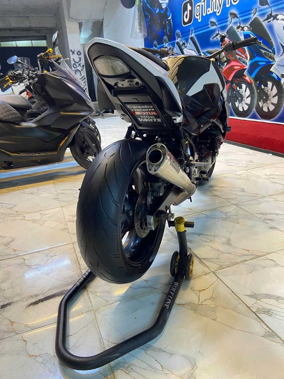سلام عليكم
GSX-R 750c 2015
مكينه مكفوله وكير مكفوله 

دراجه كامله ما ناقصه شي 

بيهة فجوج نايسون امامي والخلفي نايسون 

صالنصه بروكس 

عنبار برنبو ويدت كلج برنبو 

كامله ما ناقصه برغي 

منفيز ومكاتبه فقط 

سعر خاص 

العنوان بغداد حي البتول 

اتصال ‭***********‬

واتساب فقط ***********

نص مكتوب في الصور:
- @g1.nyu16
- q1.my.id
