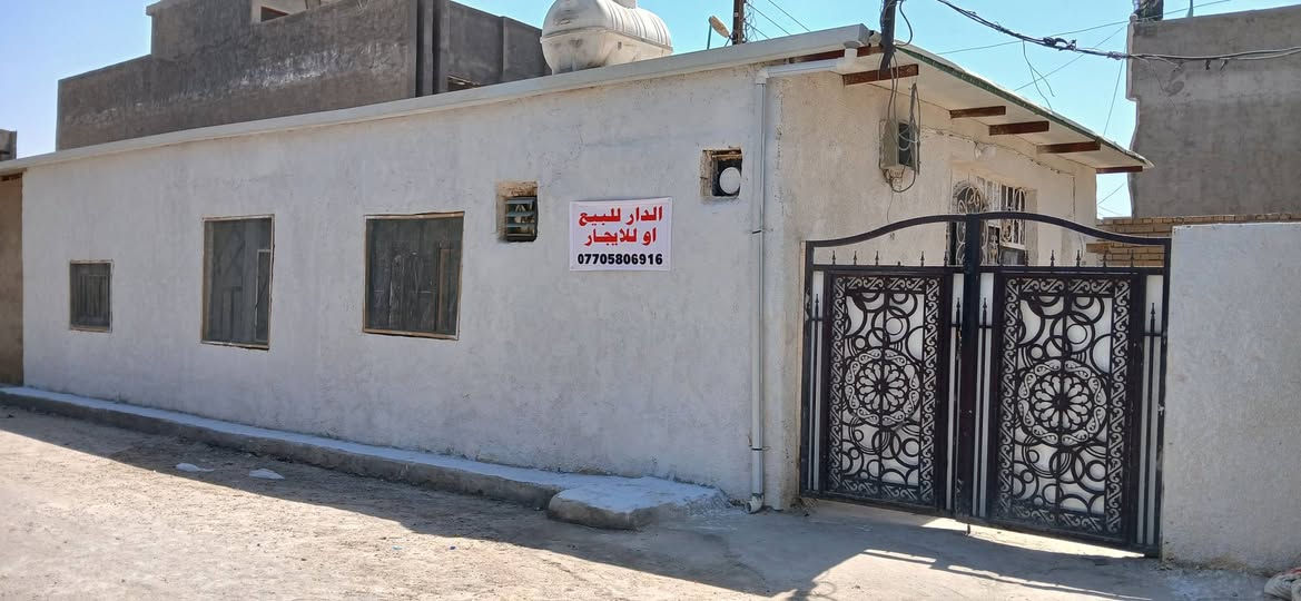 السلام عليكم بيت بضهربيت بنيه للبيع اوايجارالبيت يحتوي غرفتين نوم وستقبال ومطبخ حاروبارد وصحيات ومخزن وكراج سياره البيت كامل من الكهرباء والماء خطين   للستفسار(***********)
