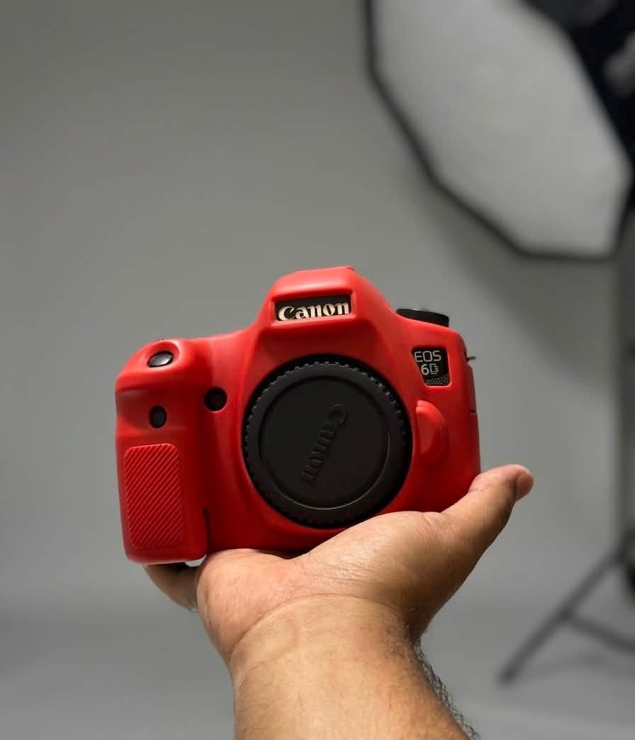📷 للبيع طقم كاميرا Canon 6D متكامل مع جيمبال احترافي
المحتويات:
✅ كاميرا Canon 6D (Full Frame، أداء ممتاز)
✅ عدسة Canon 24-105mm f/3.5-5.6 IS STM مع أغطيتها الأصلية
✅ كفر (غطاء) إضافي للعدسة
✅ جيمبال Zhiyun Weebill-S (يتحمل وزن حتى 3 كغم، يناسب كاميرات متعددة، مثالي للفيديو والتصوير السينمائي)
✅ بطاقة ذاكرة 32 جيجابايت
✅ شاحن أساسي + شاحنة إضافية
✅ بطاريتان
✅ جنطة احترافية كبيرة الحجم
✅ كفر حماية للكاميرا
✅ حزام Canon الأصلي

✨ المميزات:

جهاز Full Frame بجودة احترافية
جيمبال احترافي يتحمل أكثر من 3 كغم، مناسب لكاميرات متعددة (Sony, Canon, Panasonic, إلخ)
طقم متكامل يغنيك عن شراء أي شيء إضافي - جاهز للاستخدام الفوري
السعر: 1,250,000 دينار (قابل للتفاوض)ما أقصر وياكم ان شاءالله 
السبب: تطوير المعدات
للتواصل: ***********
