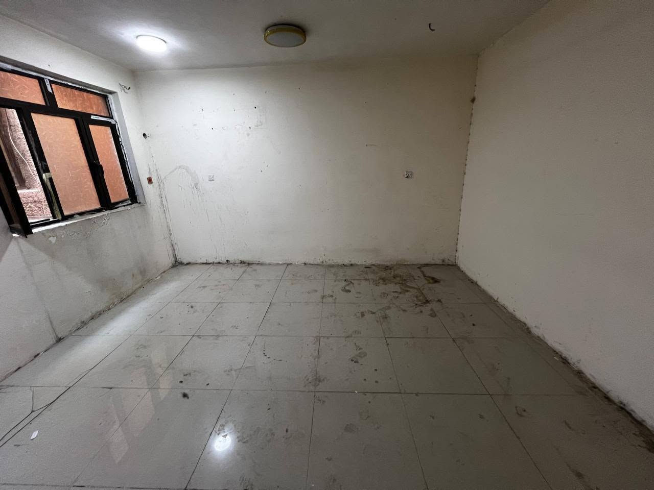🏠 للإيجار — بيت صغير مستقل ثلاث طوابق / الأعظمية – شارع الأخطل
هاي مو غرفة ولا شقة… هذا بيت كامل بروحك، وبإيجار غرفة!
📐 المساحة: 40 م² أرض (واجهة 8 م × نزال 5 م)
🏗️ البناء: ثلاث طوابق ≈ 120 م² بناء
🔹 الأرضي: هول + مطبخ + خدمات
🔹 الأول: غرفة نوم + حمام
🔹 الثاني: غرفة نوم + حمام
🔹 وفوگ: سطح مفتوح إلك وحدك
يعني كل غرفة نوم بحمامها الخاص — راحة تامة للعائلة، أو حتى تنفع لعائلتين صغيرتين.
📍 الموقع: الأعظمية – شارع الأخطل
تجي من تقاطع العساف وتمشي گبل لحد ما توصل سكلة إسلام، والفرع المقابل إلها بعدين رابع فرع على اليمين، والبيت ثاني بيت داخل القيصرية.
⚠️ عرض القيصرية 2 م — مدخل مشاة، ما تدخل سيارة.
💰 الإيجار: 600،000 دينار بالشهر
📄 عند الاتفاق يتحرر عقد إيجار سنوي قانوني أصولي — حقك محفوظ وحقنا محفوظ.
📞 للاستفسار والمعاينة: ***********
أبو رزاق.
