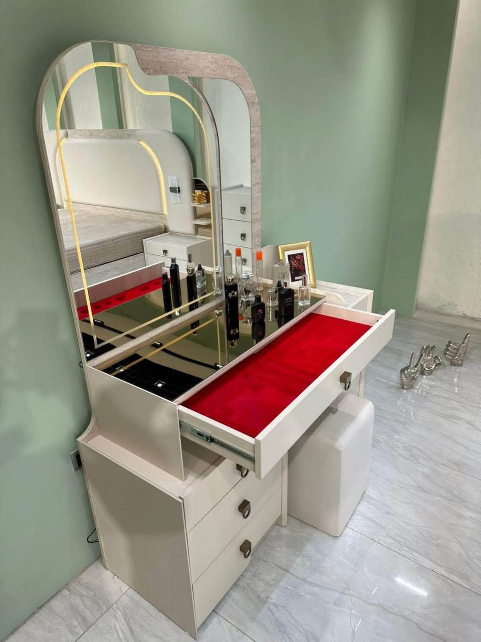🏠 جمعية التراث للأثاث 🏠

✨ موديل خان | HAN ✨
فخامة وأناقة بتفاصيل مميزة 🤎

💰 السعر بالنقد: مليونين و٢٥٠ ألف
💳 السعر بالأقساط: مليونين و٩٥٠ ألف
📌 القسط الشهري: ١٦٥ ألف

🔹 متكون من 10 قطع

🛏️ سرير خزان
🔩 برغي حديد

📏 قياسات الدولاب:
220 × 250 × 54 سم

📏 دولاب إضافي:
85 × 220 × 54 سم

🪑 كومدي عدد 2:
46 × 43 × 138 سم

🛏️ قياسات السرير:
180 × 200 × 138 سم

💄 ميز تواليت:
135 × 177 × 50 سم

🗄️ درور: 60 × 100 سم

🛋️ شازلونك

🪞 مراية طويلة

🪑 طابورية

📍 العنوان:
الرمادي – تأميم – شارع النخيل
مقابل محطة النخيل

📞 للاستفسار والطلب:
***********
