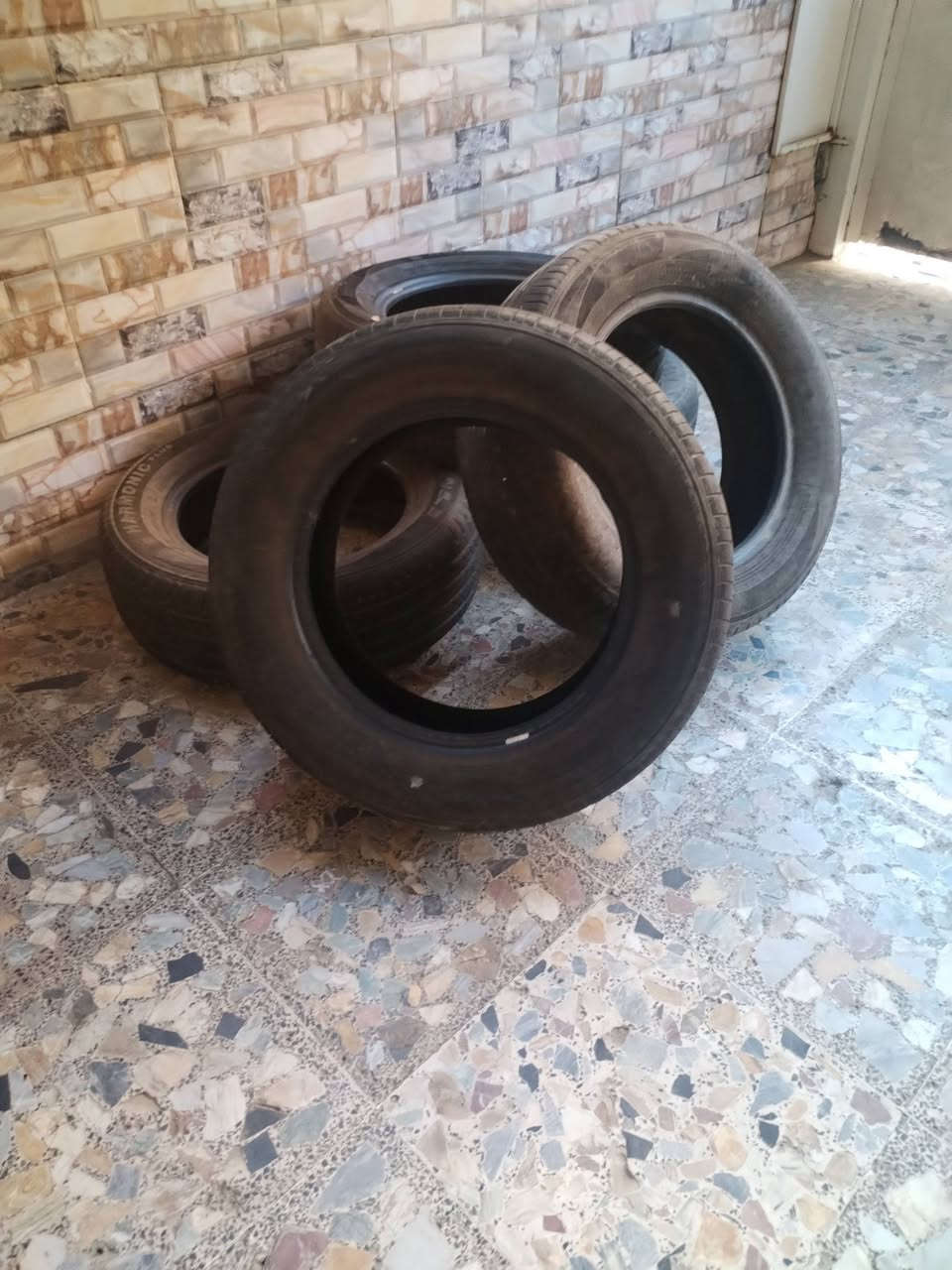 للبيع — 5 تايرات Wanli
للبيع 5 تايرات Wanli قياس 225/60 R16، أصلية ومستخدمة استخدام خفيف، وحالتها زينة جدًا وما بيها شي، بس تحتاج تنظيف من الوصخ.

السيارة مشتراة زيرو والتايرات أصلية وياها.

💰 السعر: 250 ألف دينار للخمسة
📍 المكان: [بغداد الكرادة تقاطع الاورزدي]
📞 للتواصل: [***********]

الجادين فقط، والسعر قابل للتفاوض بالمعقول.
