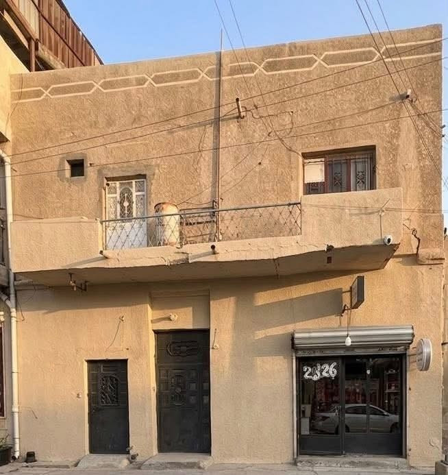 بيت الاعظمية
بيت للبيع في قلب الأعظمية - موقع استراتيجي ومساحة مميزة
الموقع: الأعظمية، شارع سعدة، مقابل مقبرة أبو بكر الشبلي (خلف جامع الإمام الأعظم أبو حنيفة النعمان).
تفاصيل العقار:
• المساحة: 176 متر مربع.
• الواجهة: تحتوي على محل تجاري (ميزة استثمارية ممتازة).
• نوع البناء: بناء شيلمان (وجاهز للسكن أو الاستثمار).
تقسيم البيت:
• الطابق الأرضي:

• كليدور استقبال (خطار) مع هول واسع
• 3 غرف نوم (منها غرفة سويت بحمام داخلي).
• مطبخ متكامل مع كافة الخدمات الصحية.

• الطابق الأول:(بحاجة الى ترميمات للسكن)

• 3 غرف نوم إضافية.
• مطبخ ملحق مع ملحقاته.
• غرفة مخزن داخلية للطابق.
• الأسطح: يحتوي البيت على 3 أسطح بتوزيع ذكي يوفر تهوية وإضاءة ممتازة للبيت

المميزات الإضافية:
• موقع هادئ وقريب جداً من الصحن الأعظمي.
• البيت مصمم ليكون صالحاً لسكن عائلتين (انعزال الطابقين بمرافقهم).
• واجهة تجارية بوجود المحل.
"للاستفسار عن السعر يرجى الاتصال".
للتواصل والاستفسار:
[***********]
@الجميع
