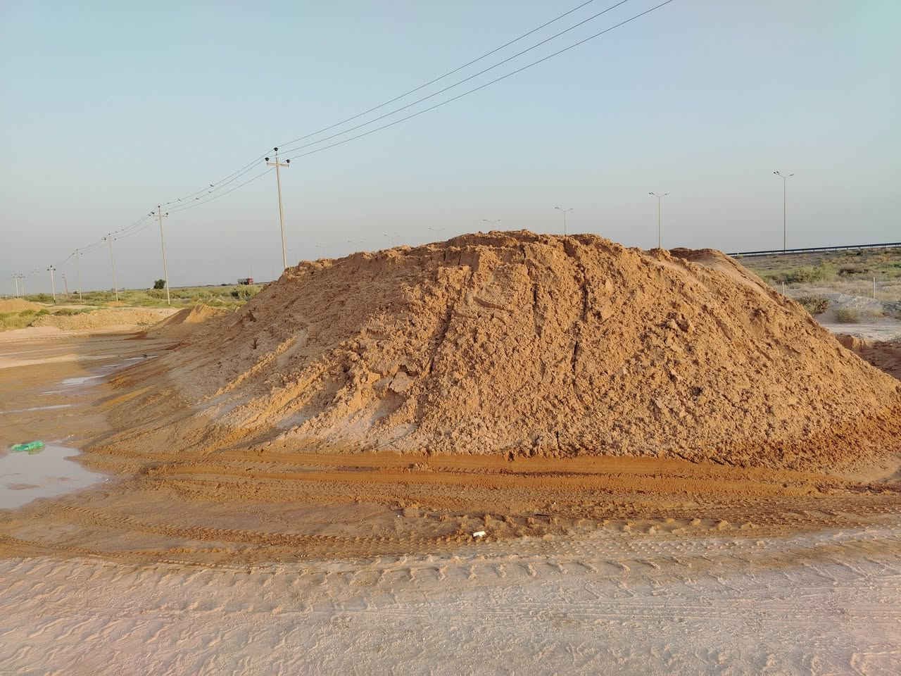 رمل مغسول درجة أولى شرط الفحص. سعر الكيلة ٦٠ الف درجة أولى 4 كيلات 240 الف من غير اجرة السيارة 

ويوجد نوع آخر درجة ثانية سعر  الكيلة ٥٠ الف
للتواصل ***********

