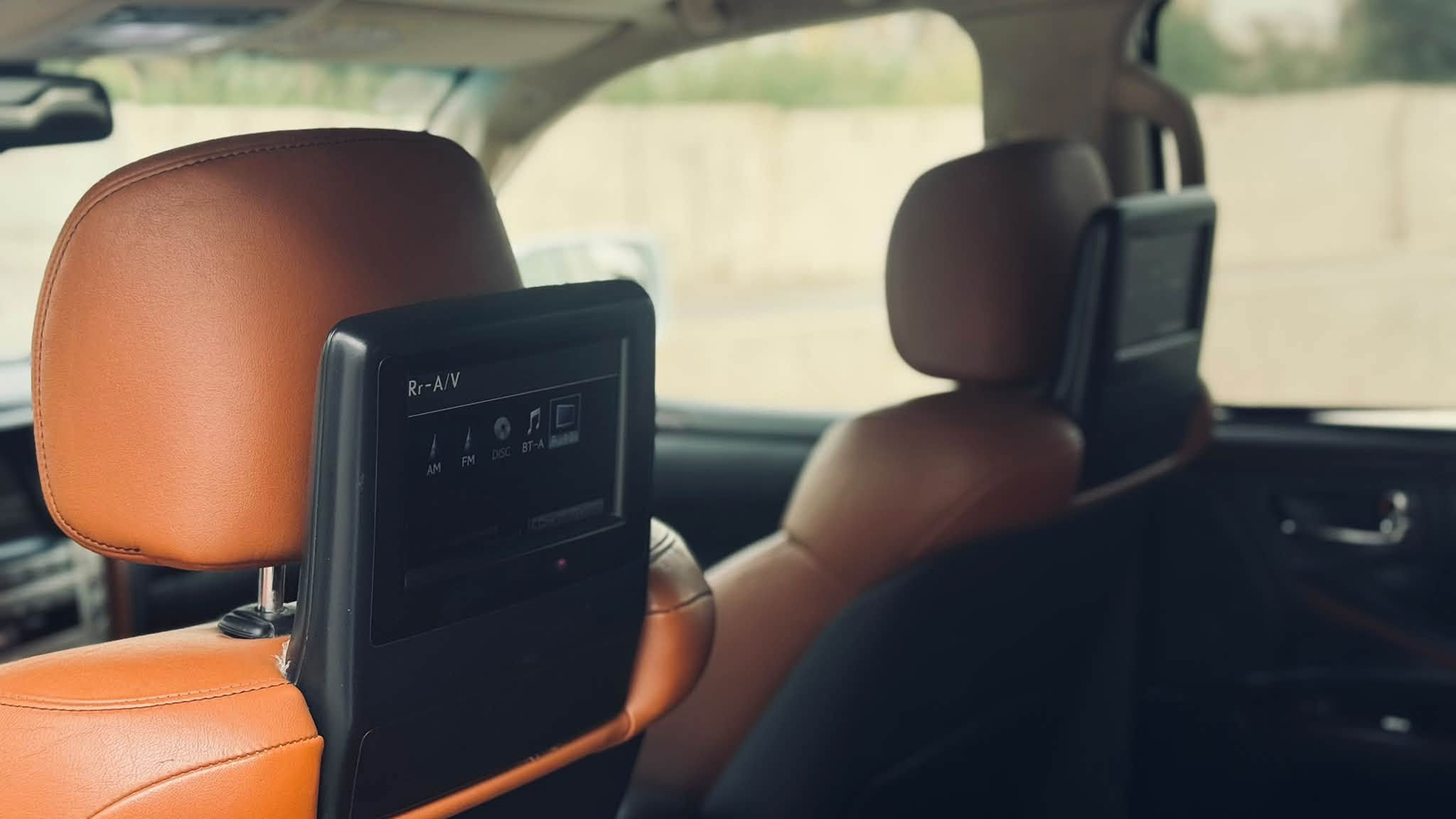 لكزز 2015
فول سيورت  LX570  S  
ماشيه  200 ألف  
محرك V8 سعة 5.7 لتر  
قوة 362 حصان  
كير  أوتوماتيك 8 سرعات  
خزان وقود كبير مناسب للسفر  
فئة S سبورت:
كت رياضي خارجي  
شبك وصدامات مميزة 
جلد فاخر تبريد وتسخين أمامي وخلفي  
تحكم كهربائي للمقاعد + ذاكرة  
فتحة سقف  
ثلاجة Cool Box  
شاشة كبيرة + شاشات خلفية  
نظام صوتي فاخر  
كاميرات 360  
حساسات أمامية وخلفية  
تشغيل بصمة ودخول ذكي  
أنظمة الأمان:
مانع انزلاق  
المحافظة على المسار  
مثبت سرعة ذكي  
وسائد هوائية متعددة  
السيارة نظيفة جداً وجاهزة للفحص  
رقم راعيها
***********

