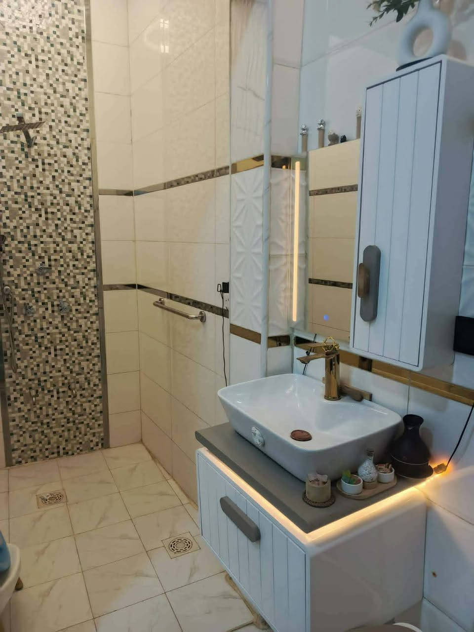 بيت طابو اسهم ركن   للبيع بناء حديث طابوق صب كونكريت شغل درجة اولى فوول مساحة 110 غرفة وصالة وديوانية ومطبخ وحمام داخلي وصحيات خارجية فوك صالة ب المدينة ورا الروف نزلة ثانية خامس بيت عن الروف كلش قريب وخدمات متوفرة كهرباء وماي ومجاري قرب نائب داوود عيدان بيت فوول مواصفات حديث شغل مودرن  السعر 85بي مجال للشراي وتساب ***********
