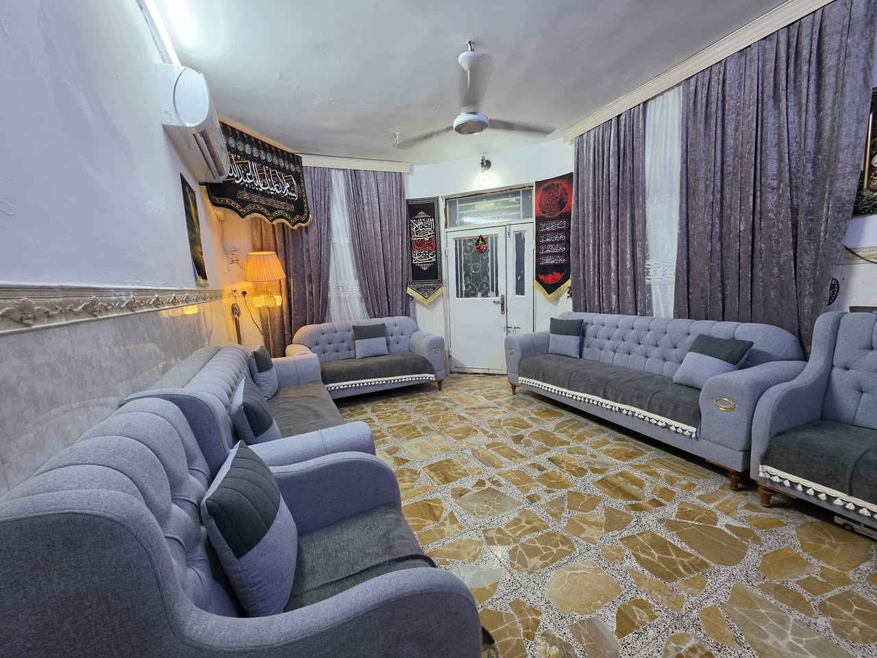 دار للبيع - طابو زراعي - مستعجل
الدار يقع في كربلاء - حي الحوراء

 يحتوي على غرفتين نوم

 صالة وهول 

مطبخ وصحيات عدد 2

سطح ناصي +سطح عالي

كهرباء (وطني + مولد خط ذهيي) +ماء + مجاري

طريق بغداد كربلاء مقابل عمود 37

يبعد عن الإمام الحسين عليه السلام 3 كم فقط

يبعد عن طريق بغداد 300 م فقط

ممتاز للزيارات وصالح للسكن

الواجهة 6 م والنزال 18 م

البيت معروض للبيع  بدون الأثاث 70 مليون، مع الاثاث 80 مليون
للاستفسار أكثر  ***********
