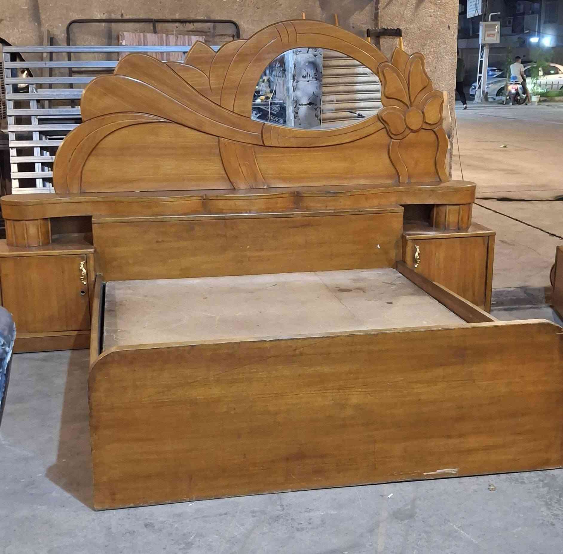 سرير نفرين • ميز مرايا • دوشك نظيف