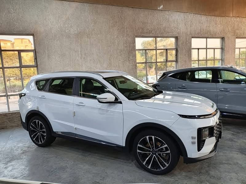 سوئيست 2026 S07 1.5L COMFORT
العداد: 11 الف داخل ضمان شركه 

المحرك: 4 أسطوانات 1.5L  تيربو 156 حصان

العزم (نيوتن-م.): 230

ناقل الحركة: اوتوماتيكي دبل كلاتش من 6 سرعات

استهلاك الوقود: 7.8 لتر لكل 100 كم

الضمان الأساسي: 6 سنوات أو 200,000 كم (أيهما أولا)

ضمان المحرك: 10 سنوات أو 1،000،000 كم (أيهما أولا / للمالك الأول) 

المواصفات:

*إطارات قياس 20 إنچ

*فتحة سقف بانوراما 1. 1 م

*الصندوق كهربائي 

*مثبت سرعة

*كاميرات محيطية 360 درجة 

*حساسات خلفية 

*شاشة عرض وعدادات رقمية قياس 24.6 إنچ

*نظام صوتي متطور 8 سماعات عالية الجودة

*نظام ابل كار بلاي واندرويد أوتو لاسلكي

* نظام اوامر و تحكم صوتي

*شاحن هاتف لاسلكي سريع

*مقصورة الركاب من الجلد الفاخر 

*مقعد السائق كهربائي

*عدد صفوف المقاعد 3 (7 ركاب) 

*إنارة ترحيبية مع إنارة محيطية

*عتبات الأبواب الامامية مضيئة

*مصابيح أمامية و خلفية أوتوماتيكية LED مع مصابيح نهارية

*المرايا الجانبية قابلة للطي كهربائياً ومدفئة

*ماسحات الزجاج الامامي مع حساس تلقائي للمطر

*دخول ذكي (بصمة)

*تشغيل عن بعد

*خاصية إغلاق الشبابيك وفتحة السقف عن بعد

*فلتر تنقية الهواء (N95)

*مسند الذراع الوسطي مع ثلاجة

*انماط قيادة متعددة

*وسائد هوائية امامية وجانبية عدد 4

*نظام الفرامل الأوتوماتيكي Autohold

*نظام التحكم بنزول المنحدرات

 *نظام المساعدة لصعود المرتفعات

*نظام مراقبة ضغط الإطارات

*نظام المكابح المانعة للانغلاق ABS

*نظام التحكم بالثبات ESC

 بغداد حي البساتين ***********
