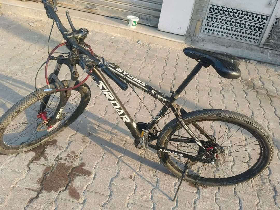 السلام عليكم..
بايسكل جبلي مستعمل ماركة أوروبية SIRDAR S-900
فرامل امامية وخلفية دسك
فريم كامل آلمنيوم
مع 27 سرعة 3 امامي 9 خلفي
قياس الفريم 17 وحجم العجلة 27.5 انش
نواقصه بريكات وگير الامامي يحتاج ضبط
ماتبدلت قطع اساسية منه غير عصا بايدر وحده..
ب 85 الف دينار وبي مجال….
بغداد/قرب ساحة التحرير
للتواصل والاستفسار 
***********

