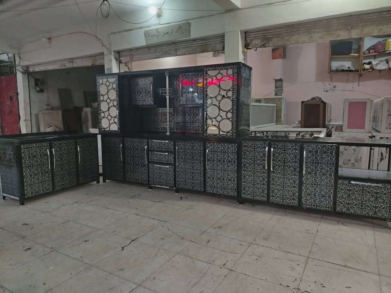 للبيع كونتر ارضى ملحق ابوبوفيه مترين نص   سنك ١٣٠سم كرانيت    مع طباخ ٥ عيون شغال كونتر ٥ قطع  سعر الاتصال *********** اسيا ***********
