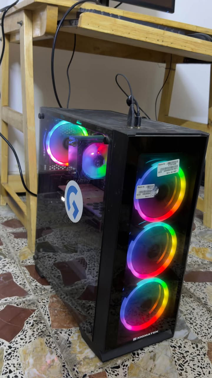 حاسبة للبيع مستعجل قيم سعر وادخل خاص

UPS :
النوع: FSP Champ Series 1000 (Online UPS).  
 السعة: 1000 VA / 900W.  
 الشركة المصنعة: FSP Group Inc.  
المنافذ والتوصيل: يحتوي على منافذ USB و RS-232 وثلاثة مخارج للطاقة (Output Sockets)

الحاسبة :

المعالج (CPU): Intel Core i5-9400F بتردد 2.90GHz.  
 كارت الشاشة (GPU): NVIDIA GeForce RTX 3050 بذاكرة 8GB VRAM.  
 الذاكرة العشوائية (RAM): سعة 16GB.  
 الكيس (Case): كيس Xigmatek أنيق مزود بمراوح RGB وزجاج مقسى.  

الشاشة :

    الحجم: 24 بوصة، مساحة العرض الفعلية 23.6”
* الدقة: 1920×1080 Full HD
* التردد: 144Hz
* زمن الاستجابة: 1ms
* نوع اللوحة: TN
* سطوع: 300 cd/m²
* FreeSync: موجود
* المنافذ: DisplayPort + منافذ HDMI، ومخرج سماعة 3.5mm
* VESA: 100×100mm
* السماعات: مدمجة 2W × 2 

رقم تليفون : ***********
