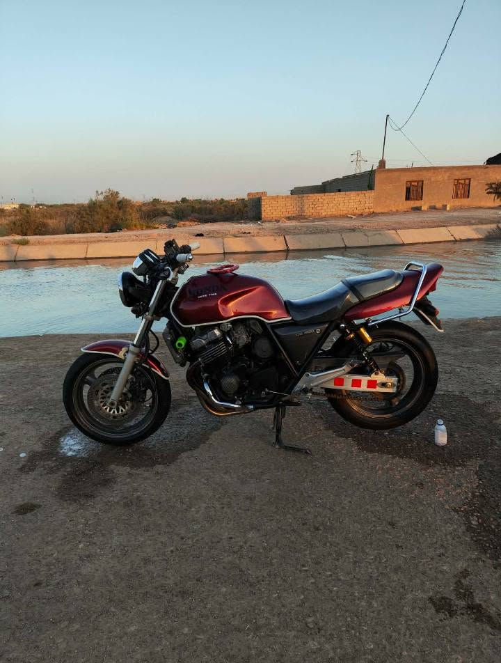 سلام عليكم دراجه سيبي فور 400 جيل الاول اوراق اصولي  مكينه كفاله عامه برغي ما مفتوح بيه مكاني شطره دراجه جديده معنه الكلمه مستعجل عليه سعر 15 ورقه وبيه مجال لشراي هاذه رقم الهاتف *********** مكلف بنشر
