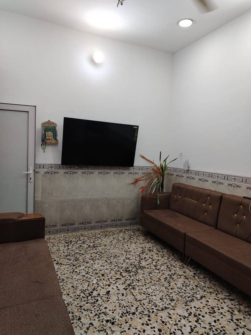 السلام عليكم ورحمة الله وبركاته
دار للبيع منطقه الرئاسه العبيدي شارع 20 
طابو زراعي 
لدار طابق واحد كامل مكمل 
بدون بيتونه فقط 
يحتوي لدار 
صحات خارجيه 
مدخلين عله ستقبال وصاله
ستقبال وصاله 
ومطبخ 
غرفه نوم واحدة 
صحيات داخليه 
منورين 2
الستفسار خاص 
***********
