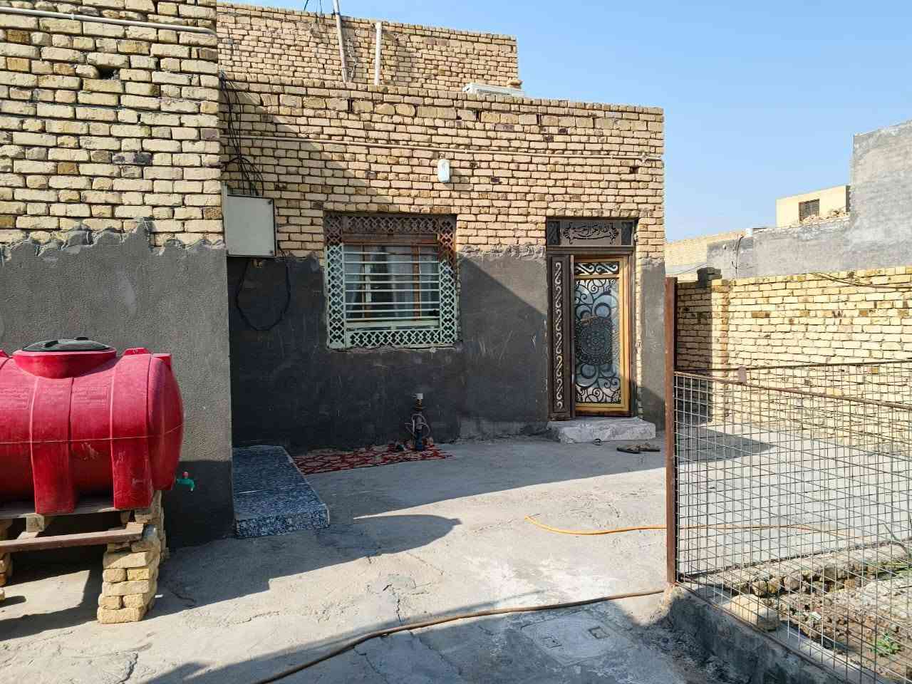 بيت للبيع بحي الكاظم يم صالون زهرة بغداد شارع 60 مقابيل حي جسوم المساحه 310 يتكون من غرفتين وصالتين ومطبخ مساحتهن 5 ب 4 من غير الديوانيه 7 ب 4 وصحيات داخليه وخارجيه ومغزن فوك لسطح وحديقه. *********** تواصل
