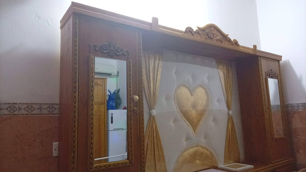 للبيع غرفة نوم خشب كامل - حالة ممتازة جداً 🔥

المواصفات:
اللون: عسلي / بني فاتح لامع
التخم كامل: 
    1.  تخت نفرين ظهره مبطن ابيض بقلب ذهبي وشغل فخم
  2.  دولاب 6 ابواب شغل نقش ومرايا + مساحات تخزين كبيرة
    3. ميز تواليت مرايا + درج + مساحات + خزائن جانبية
    4.  2 كومدي
الشغل: خشب قوي + نقش + مرايا + لمعة عالية
الحالة: نظيفة 100% مابيها اي كسر او ضرر

السعر: 850,000 دينار قابل للتفاوض البسيط
المكان: الحلة - بابل
ملاحظة: البيع بسبب التجديد. 

للاستفسار: اتصال او واتساب ***********
