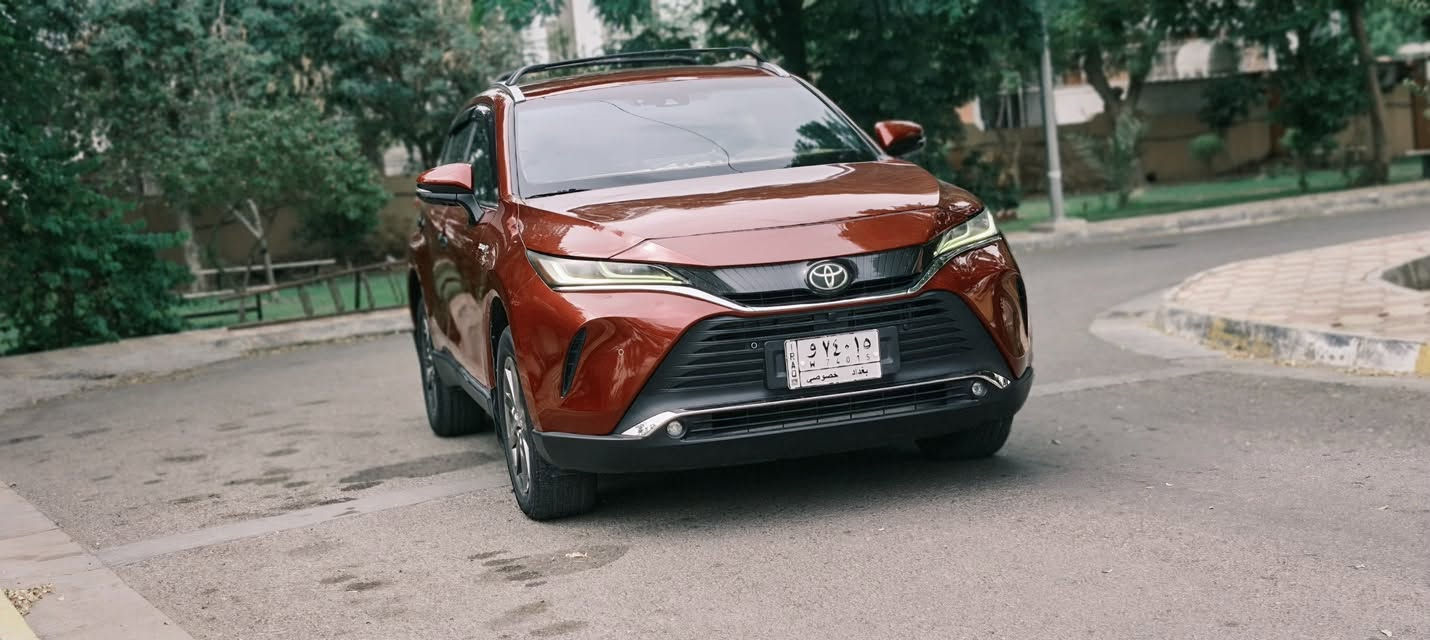 السلام عليكم 
للبيع  Toyota Venza 2021 XLE

 اللون: أحمر
 الموديل: 2021
 الممشى: 45,000 كم
 المحرك: 2.5 هايبرد
 الدفع: AWD دفع رباعي
 القير: أوتوماتيك CVT

 مواصفات وتجهيزات السيارة:

 الداخلية والراحة
• داخلية جلد
• كشنات كهربائية
• تدفئة وتبريد للكشنات
• سستم صوت JBL
• كونترول لمس
• جام 4 أبواب أوتو
• تبريد ما شاء الله ثلج 
• مرآة وسطية عاكسة للضوء
• صندوق كهربائي ذكي
• البيبان والصندوق فتح بصمة
• ترحيب عند الاقتراب من السيارة

 الأمان وأنظمة القيادة
• حساسات أمامية وخلفية
• كاميرا
• رادارات 360 درجة
• مانع تصادم أمامي وخلفي
• توقف ذاتي أمامي وخلفي
• نظام مساعدة/قيادة ذاتية
• أنظمة Toyota Safety Sense
• أنظمة الثبات والفرامل الإلكترونية
• عدة وسائد هوائية

 الإضافات
• سبايدر خلفي
• راكات بلادية
• جنوط ألمنيوم
• دفع رباعي AWD
• نظام هايبرد اقتصادي

 حالة السيارة
• الصبغ: جاملوغ + الباب الأمامي اليمين + البنيد+ لباب الخلفي 
• السيارة واضحة بالفحص وما بيها إخفاء للملاحظات
• مناقصة كلشي والحمدلله
• الصيانة باستخدام دهن Amsoil الأمريكي الأصلي
• بنزين فقط محسن

 سيارة نظيفة ومواصفاتها عالية، والممشى 45 ألف كم.

رقم الشاصي وصور الحادث مع الصور 

 للتواصل: ***********

185 ورقه وبيها مجال
